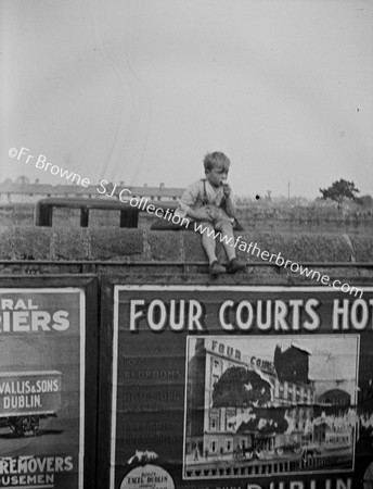 KINGSBRIDGE STATION ADVERT. FOR 4 COURTS HOTEL